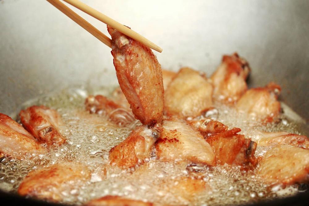 Hướng dẫn cách làm cánh gà chiên sốt mặn ngọt