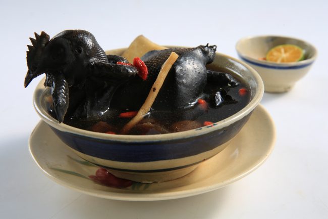 Thịt gà đen hầm cùng các vị thuốc bắc là món ăn có lợi đối với con người