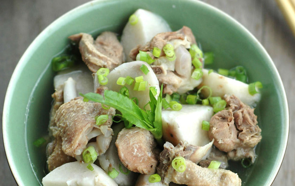 Học ngay món vịt nấu canh khoai sọ lạ miệng