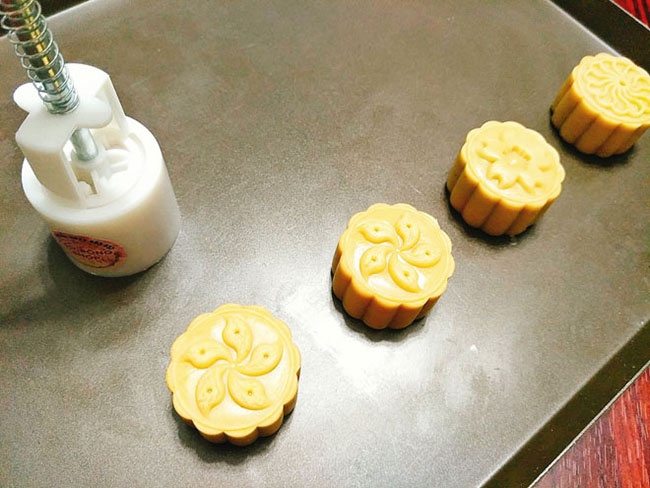 Tạo hoa văn cho bánh