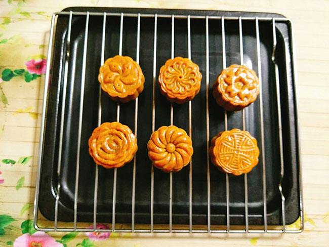 Quét mặt bánh xong mình cho vào lò nướng tiếp tới khi mặt bánh vàng khoản 5-7 phút tuỳ lò lấy ra để nguội.