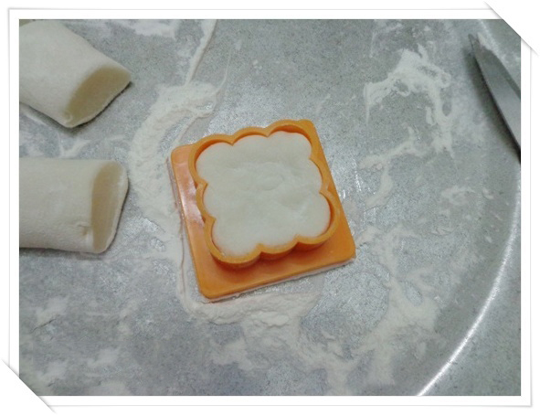 dùng tay ép quanh viền và ở giữa giúp bánh dàn đều trong khuôn.