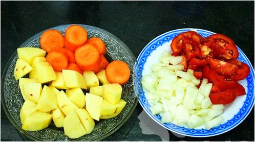  Cà chua  bạn thái múi cau để sử dụng cho bước sau