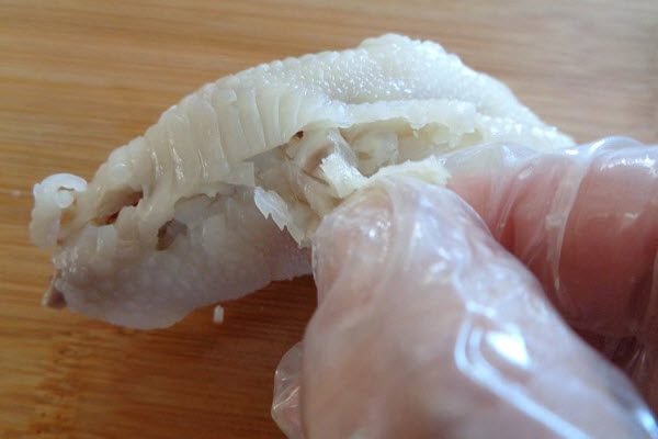au đó, bạn từ từ tách phần da gà ra và lần lượt loại bỏ các khớp xương.