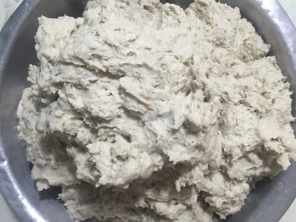 Cá được giá nhuyễn để làm chả cá