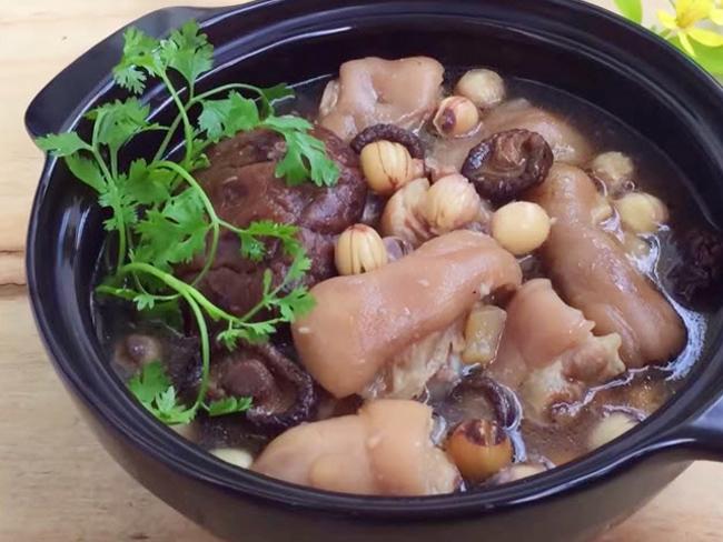 Chân giò hầm hạt sen