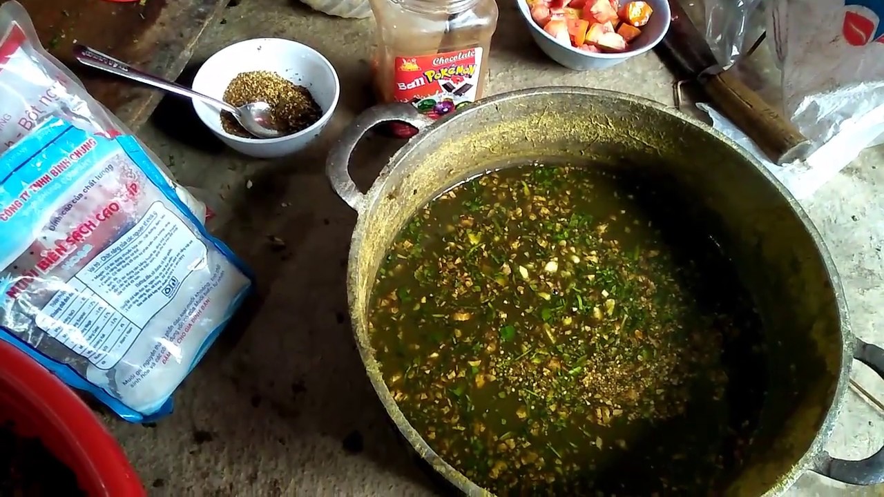 Nậm Pịa được chế biến với nhiều loại gia vị khác nhau tạo nên hương vị riêng độc đáo