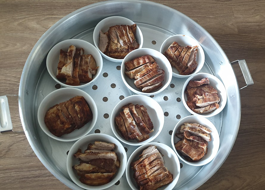 Nguyên liệu chính là thịt ba chỉ có ba tầng nạc, một tầng mỡ, không quá gầy hay quá béo Nguyên liệu chính là thịt ba chỉ có ba tầng nạc, một tầng mỡ, không quá gầy hay quá béo
