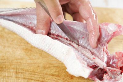 Dùng dao lưỡi nhỏ hơn lóc sạch và cắt phần xương con hai bên xương sống.