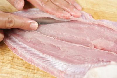 Mẹo rút xương cá cực nhanh đơn giản ai cũng làm được