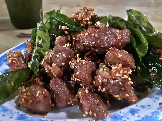 Gỡ thịt ra đĩa