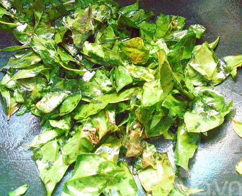 Lá mắc mật bạn rửa sạch từng lá một, vớt ra rổ và để cho thật ráo nước.