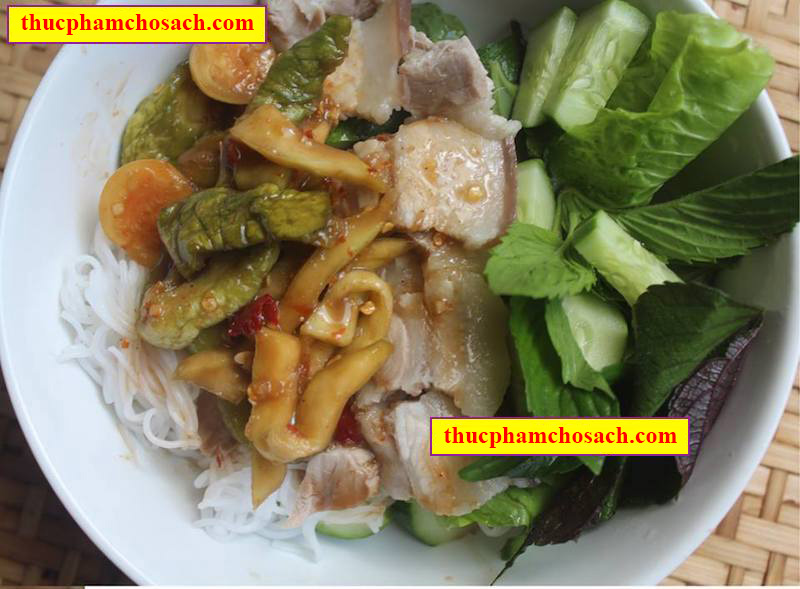 Mắm dưa có thể ăn với cơm nóng hoặc bất kì món ăn nào đặc biệt là món luộc và chiên.