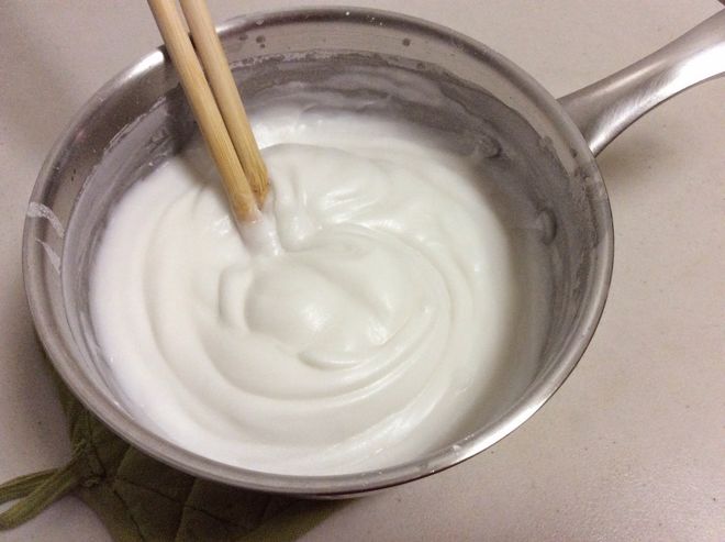 Cho bột năng, bột gạo và muối cùng dầu ăn vào máy đánh bột, đánh thật đều để bột không bị vón cục.