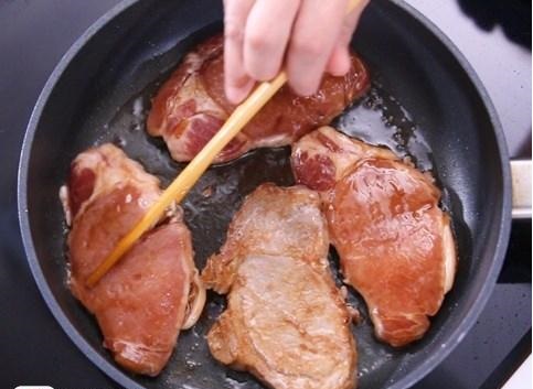 chỉ nên cho một lượng dầu vừa đủ để tráng chảo.