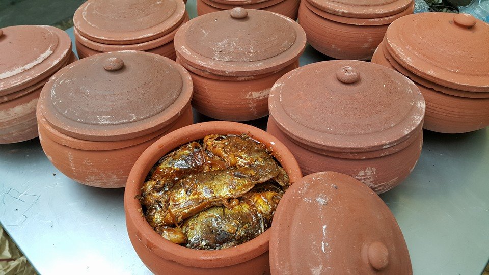 mua niêu cá diếc kho Trần Luận 