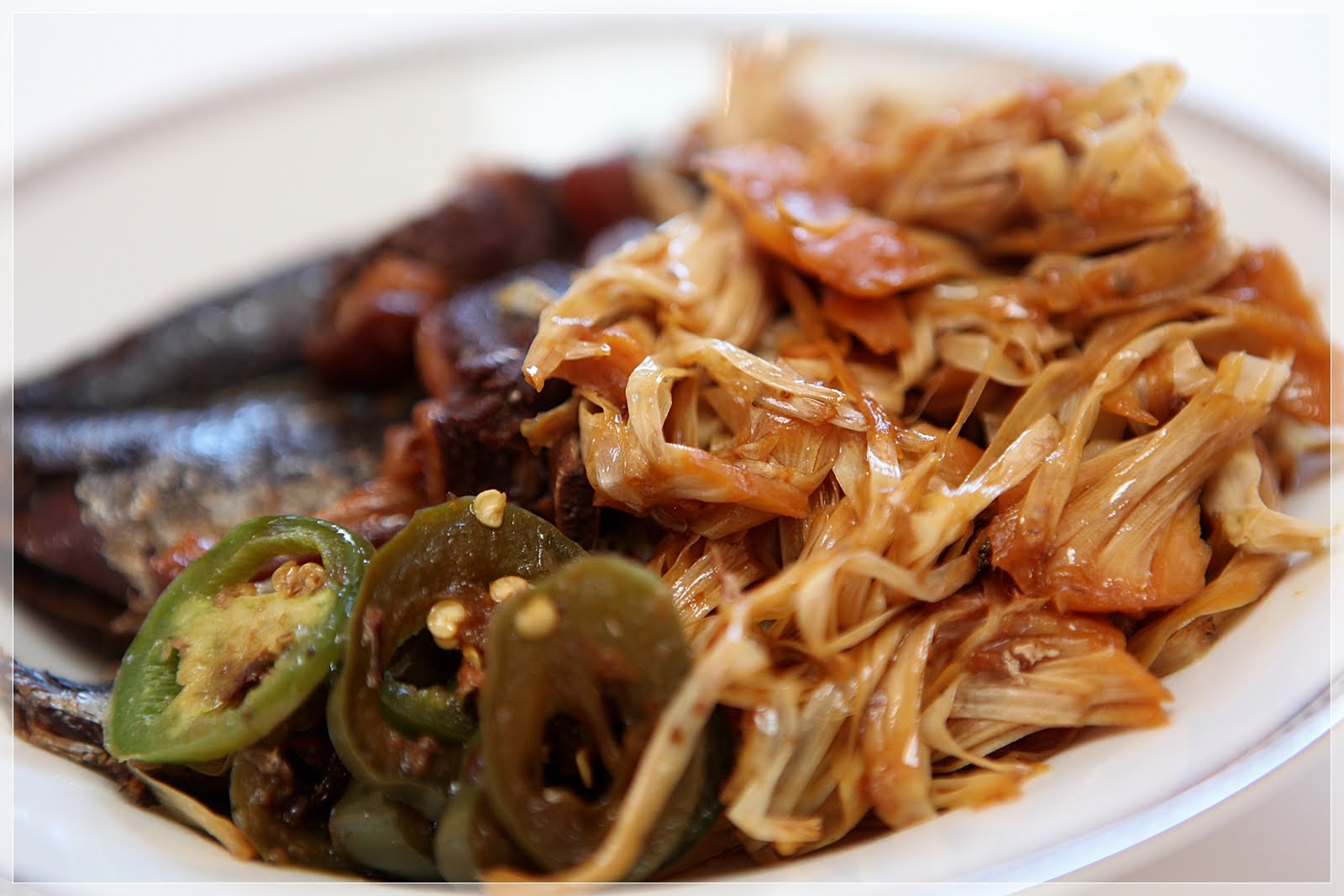 Cá rói kho mít non