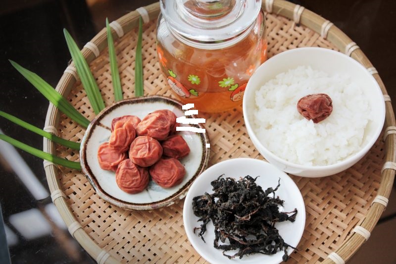 Sử dụng dấm mơ muối làm gì?