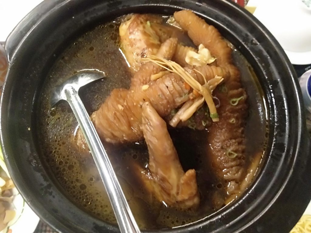 Lợi ích khi ăn chân gà Đông Tảo hầm thuốc bắc