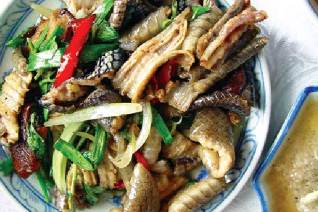 Rắn hổ hành hầm sả ớt