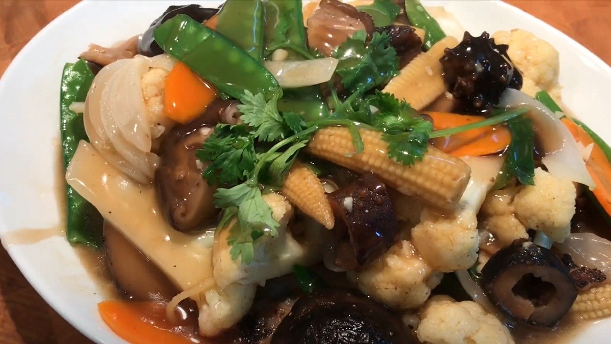 Hải sâm xào nấm đông cô