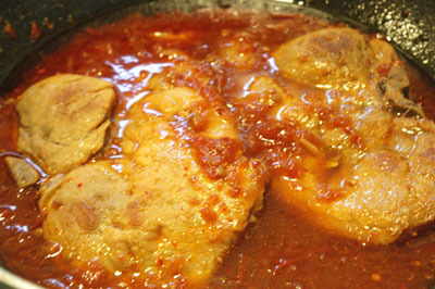 Trứng cá sốt cà chua