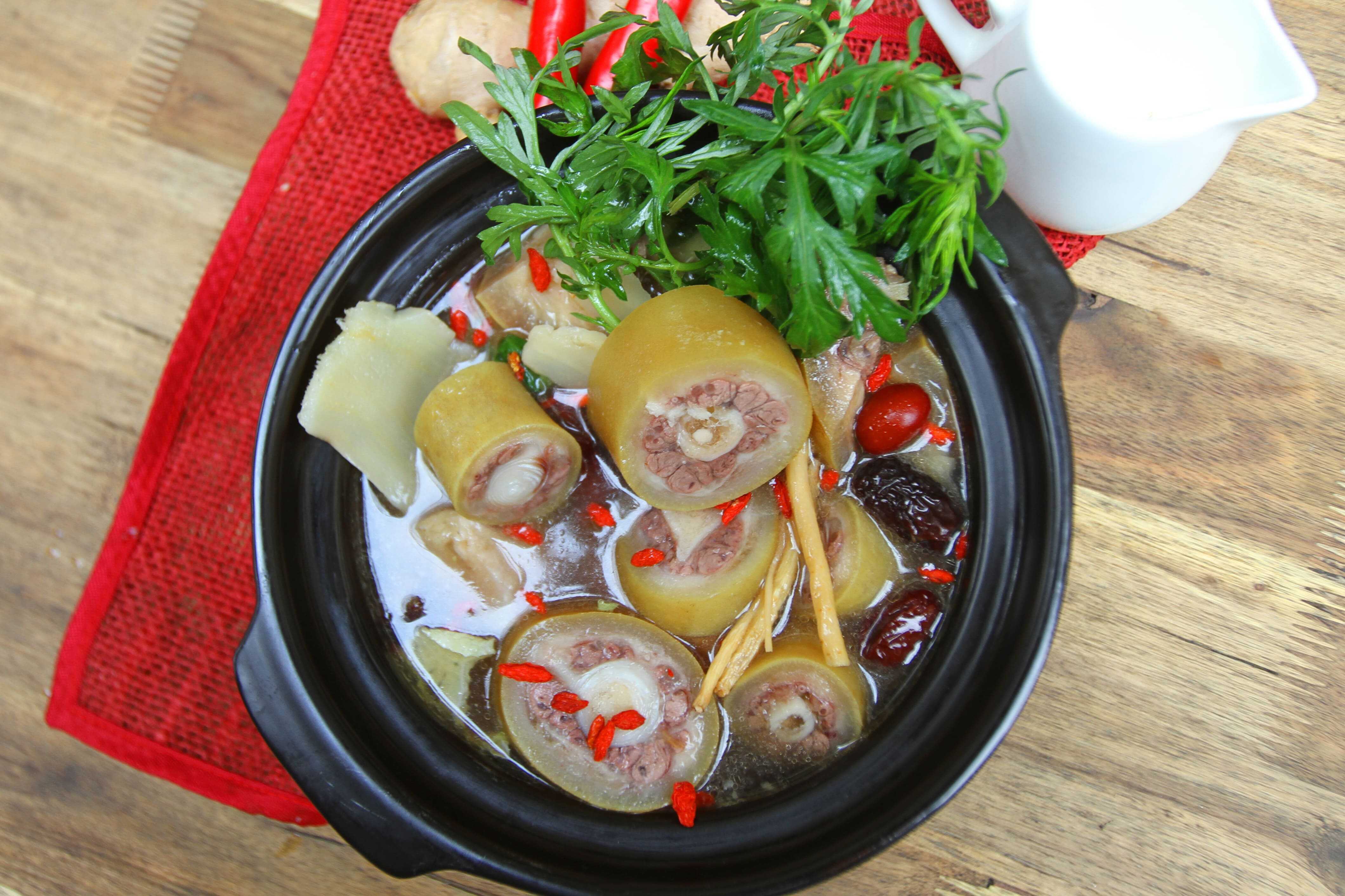 đuôi bò hầm thuốc bắc