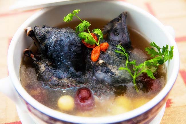 Cháo gà ác hầm hạt sen và thuốc bắc dành cho bà bầu