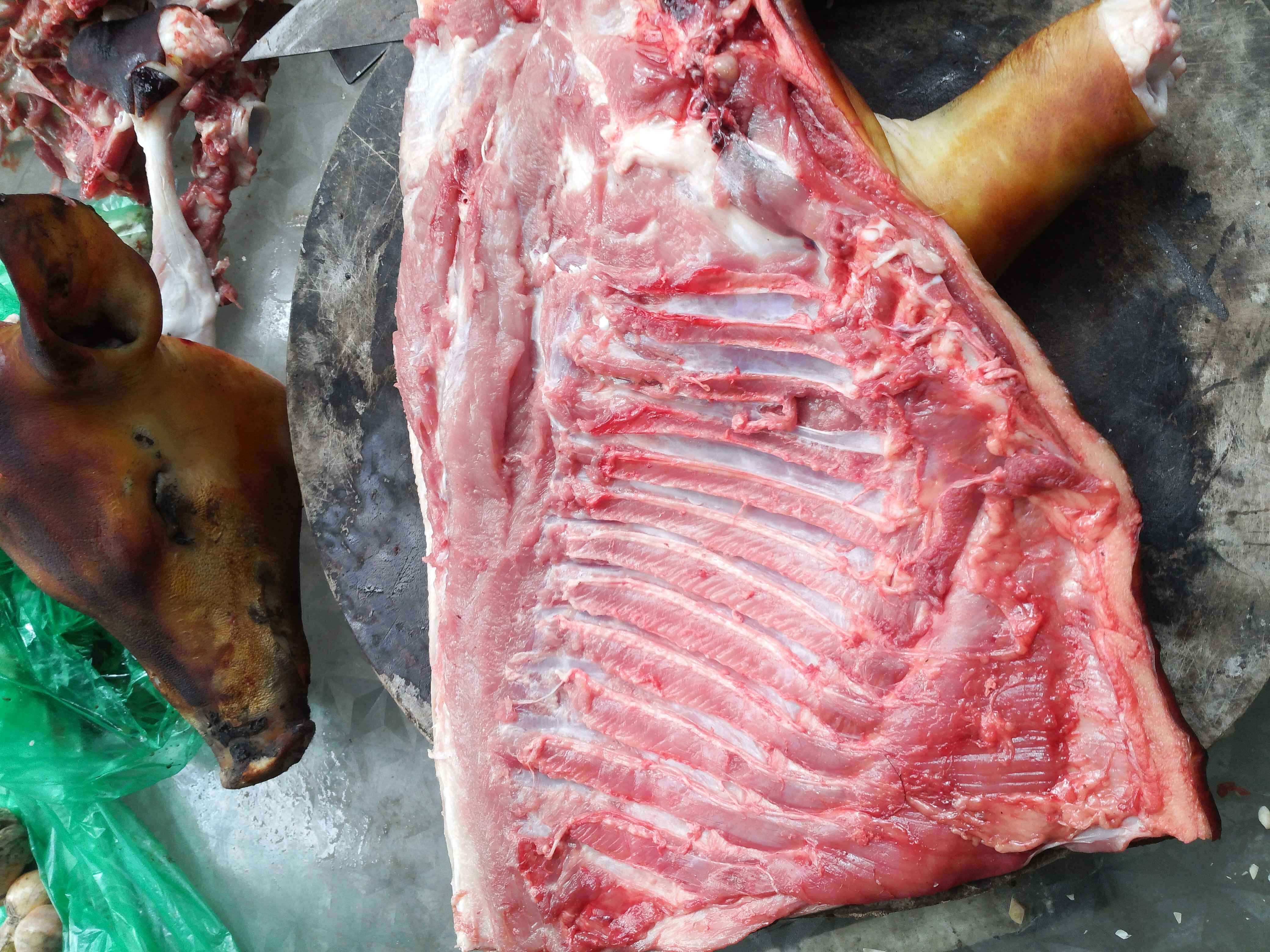 Lợn mán vùng cao xẻ thịt ra thớ rắn chắc, màu thịt tươi