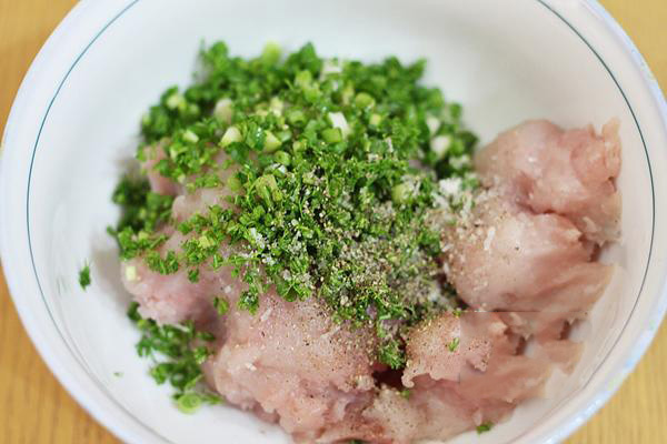 cho cá vào máy xay cùng các gia vị phía trên (hành khô, tiêu, muối, đường, dầu ăn) xay nhuyễn vài phút