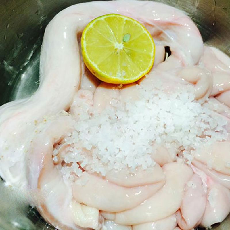 Rửa sạch lòng non với muối hột và nước cốt chanh.