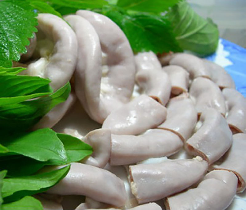 Chần sơ lòng qua nước sôi, sau đó vớt ra để ráo, cắt khúc khoảng 3cm.