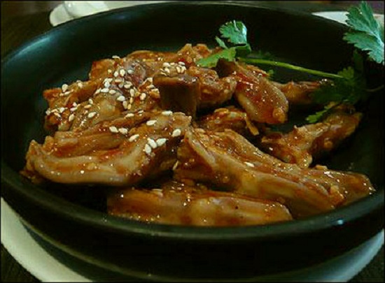 Vào bếp làm món Lưỡi vịt xào chua ngọt lấy lòng ông xã