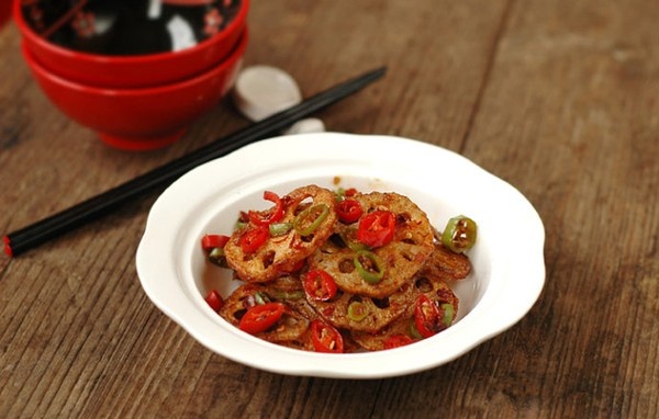 Bữa cơm thanh đạm với thực đơn 4 món Khoai môn hấp, Khoai mài xào, Củ sen xào hành, Móng giò heo hầm