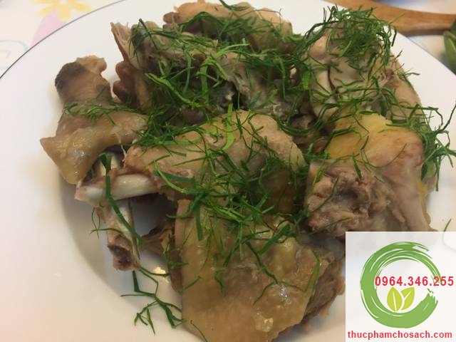 Món gà hấp lá chanh