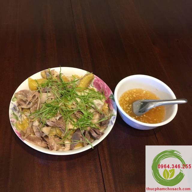 Gà hấp lá chanh muối hột