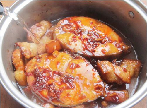 cá giò kho thịt cách làm