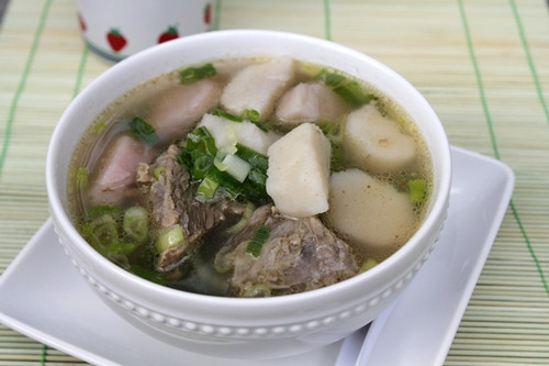 canh khoai sọ nấu xương hoàn thành
