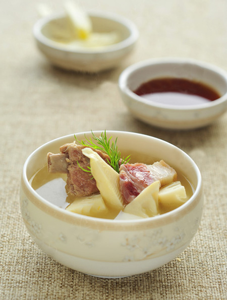 canh xương nấu măng hoàn thành