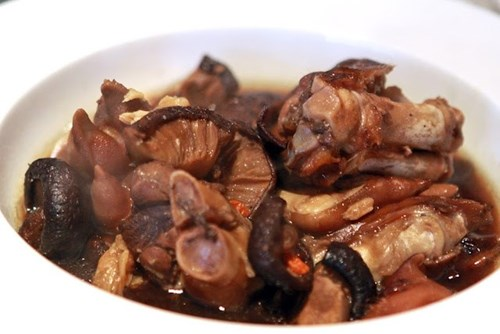 Hướng dẫn cách làm chân giò hầm nấm bổ dưỡng cho cả nhà