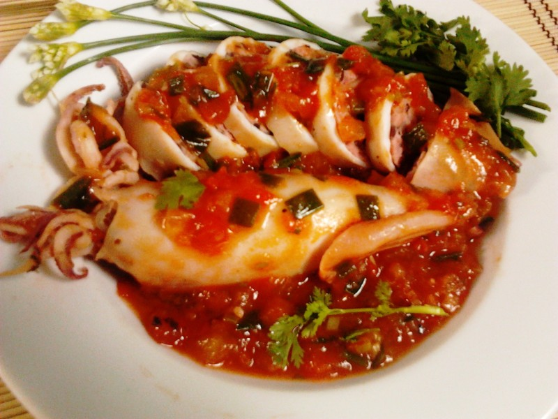 mực nhồi thịt sốt cà chua hoàn thành