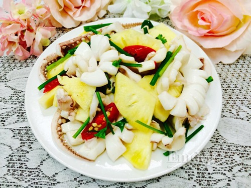 Hướng dẫn làm món mực xào dứa chua ngọt ngon cơm hấp dẫn